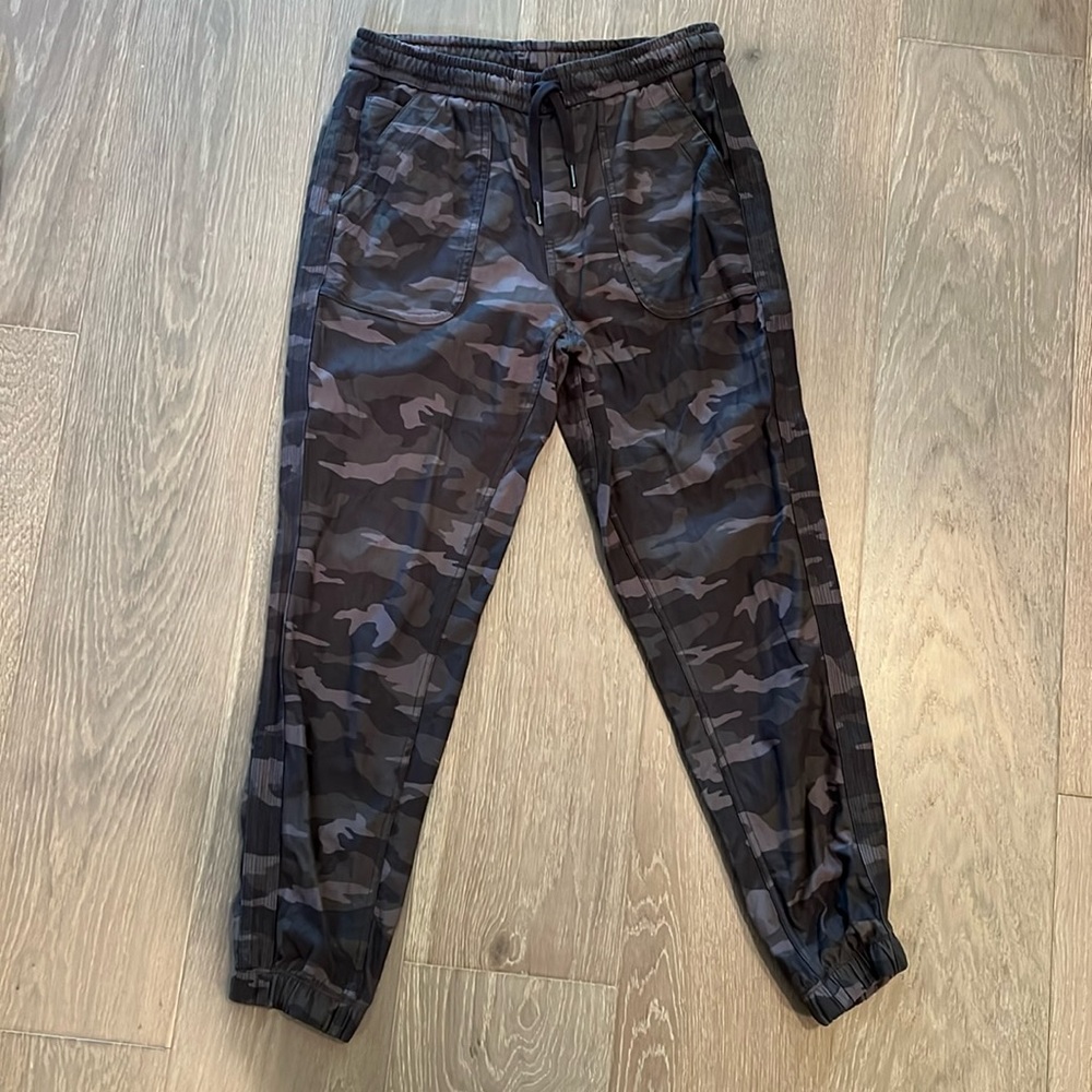Athleta camo Farallon jogger women’s 8